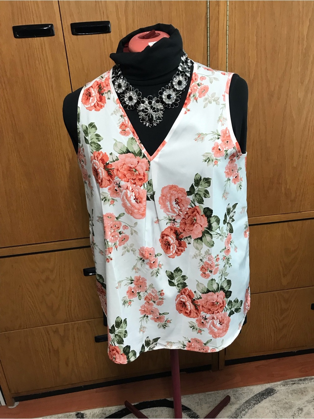 Sleeveless Floral V-Neck Camisole in Coral and Green